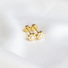 Cargar imagen en el visor de la galería, Aretes de Oro 18K - Flores con perla