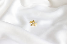 Cargar imagen en el visor de la galería, Aretes de Oro 18K - Flores con perla