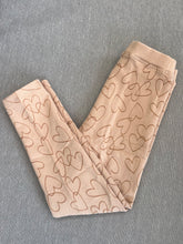 Cargar imagen en el visor de la galería, Legging para niña afranelada - Leopardo Corazones Beige T8