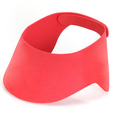 Cargar imagen en el visor de la galería, Gorro ajustable protector de shampoo para el baño | REER