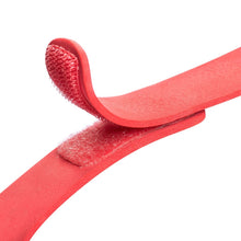 Cargar imagen en el visor de la galería, Gorro ajustable protector de shampoo para el baño | REER