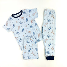 Cargar imagen en el visor de la galería, Pijama Infantil Dinosaurios – Set 3 Piezas en Algodón Pima | ELEFANTA