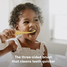 Cargar imagen en el visor de la galería, Cepillo de dientes de entrenamiento triple ángulo para niños (2+ años) | FridaBaby
