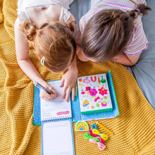 Cargar imagen en el visor de la galería, Fun With Friends – Connect. Play. Create. (Edad:5 a 8 años) | Tiger Tribe
