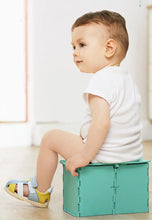 Cargar imagen en el visor de la galería, Inodoro portátil plegable para niños - Azul/Amarillo | The Baby Spot
