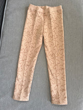 Cargar imagen en el visor de la galería, Legging para niña afranelada - Leopardo Corazones Beige T8
