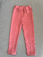 Cargar imagen en el visor de la galería, Legging para niña afranelada - Leopardo Corazones Fresa T4
