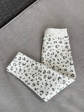 Cargar imagen en el visor de la galería, Legging para niña afranelada - Leopardo Gris T2, T 10
