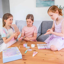 Cargar imagen en el visor de la galería, Magic Wand Kit Spellbound Tiger Tribe kit creativo para hacer 3 varitas mágicas para niños de 5 a 9 años
