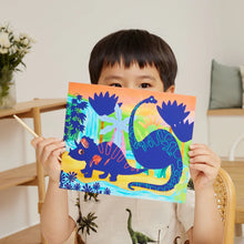 Cargar imagen en el visor de la galería, Scratch Art Dinosaurs de Tiger Tribe con 8 tarjetas y 2 herramientas de madera. Actividad creativa sin pantallas ideal para viajes. Edad 5 a 8 años.
