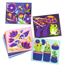 Cargar imagen en el visor de la galería, Scratch Art Garden de Tiger Tribe con 8 tarjetas y 2 herramientas de madera. Actividad creativa sin pantallas, ideal para viajes. Edad 5 a 8 años.

