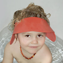 Cargar imagen en el visor de la galería, Gorro ajustable protector de shampoo para el baño | REER
