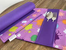 Cargar imagen en el visor de la galería, Individual infantil con bolsillo para cubiertos 40 x 30 cm - Varios | ALBA FOR KIDS
