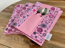 Cargar imagen en el visor de la galería, Individual infantil con bolsillo para cubiertos 40 x 30 cm - Varios | ALBA FOR KIDS

