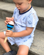 Cargar imagen en el visor de la galería, Pijama Infantil Dinosaurios – Set 3 Piezas en Algodón Pima | ELEFANTA
