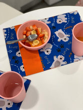 Cargar imagen en el visor de la galería, Individual infantil con bolsillo para cubiertos (33 x 23 cm) - Varios | ALBA FOR KIDS

